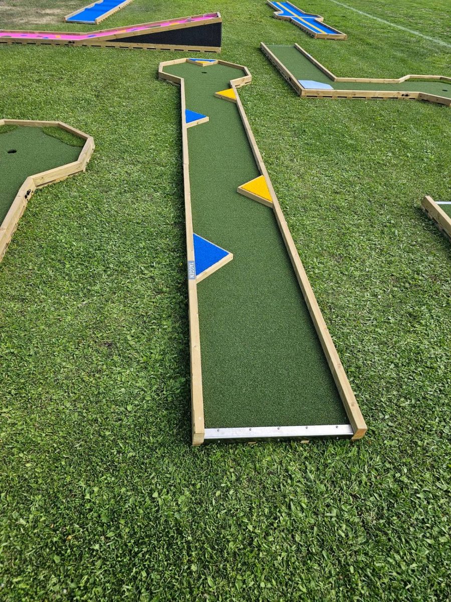 Flera sammankopplade minigolfbanor på en anläggning